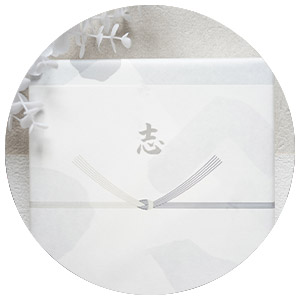 香典返しのギフトセットが丁寧に包装されている様子