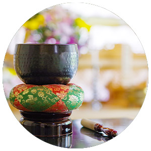 手元供養のために故人の遺骨を収納したミニ骨壺のクローズアップ